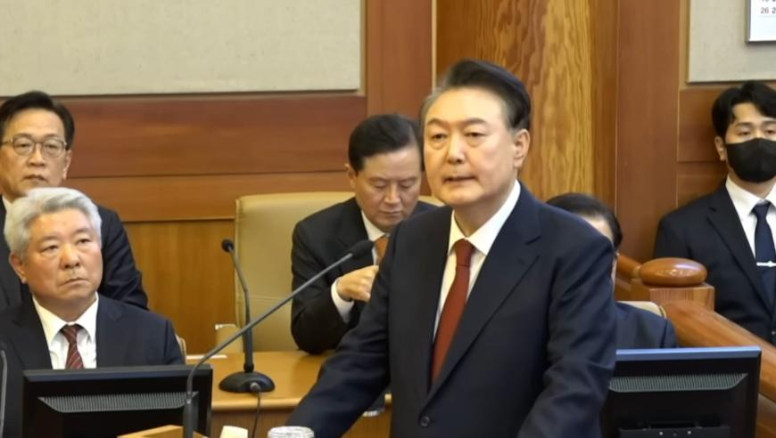 澳门六合免费资料2025,躺着玩手机双眼度数相差400,经典解释落实_HarmonyOSV11.55